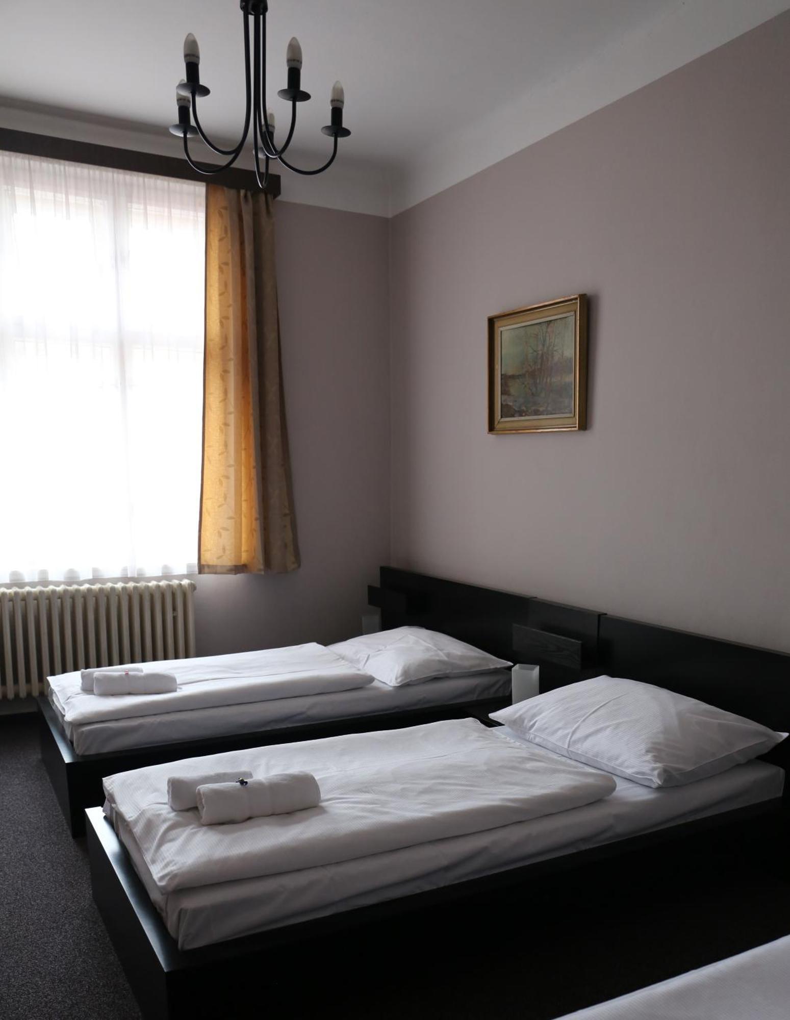 Hotel Zlatá Štika Pardubice Quarto foto